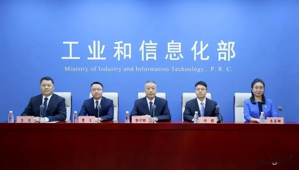前两年那种"今天降两万、明天降三万"的车价跳水，可能要到头了。九个部门联合下了文