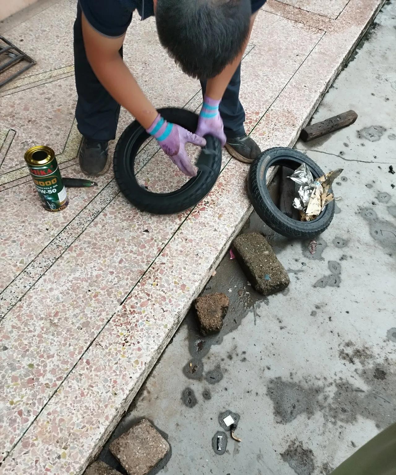 和丈夫聊天，我帮他分析：“你花钱的点没几个，一是摩托车油钱，一个月就那么多，固定