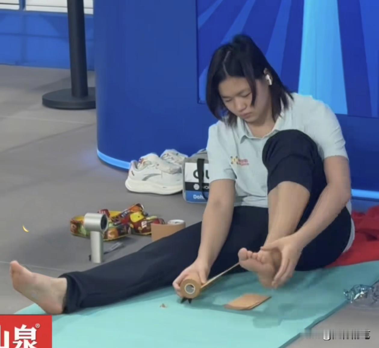 全红婵赛前准备训练的一幕，看来脚上的伤病时间不短了。在女双比赛赛前的训练，全