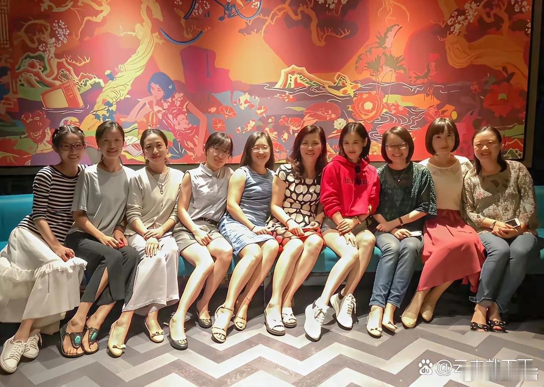 黄圣依去参加同学聚会，跟老同学们站一起，简直像活成了两代人。不得不服，女明星的冻