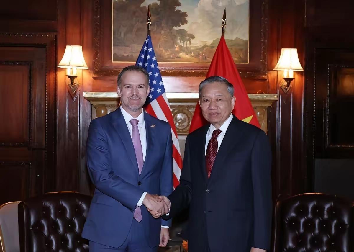越南领导人苏林岀访美国时，在联大放出狠话，明确要求出口美国的产品必须是越南本土制