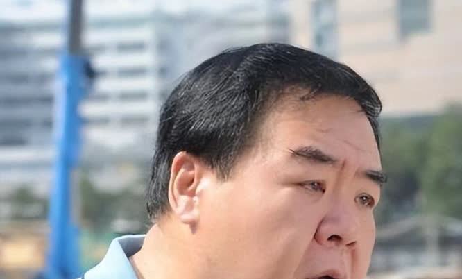 1993年，郑则仕公司破产欠下8000万外债，走投无路时给好友周润发电话：“发哥