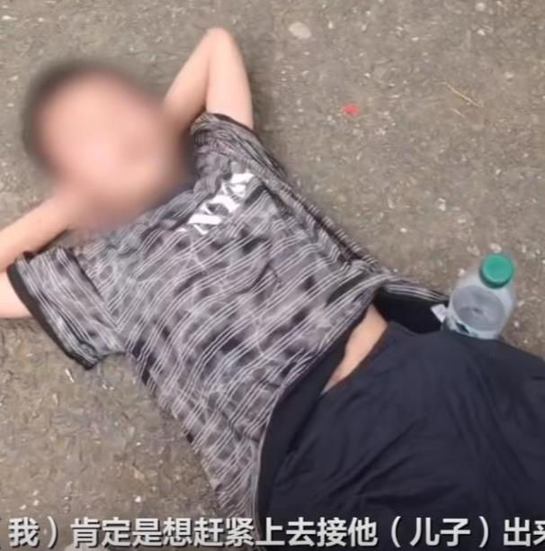 父亲进景区背生病孩子下山就医被拦，救援行为岂能卡在检票口