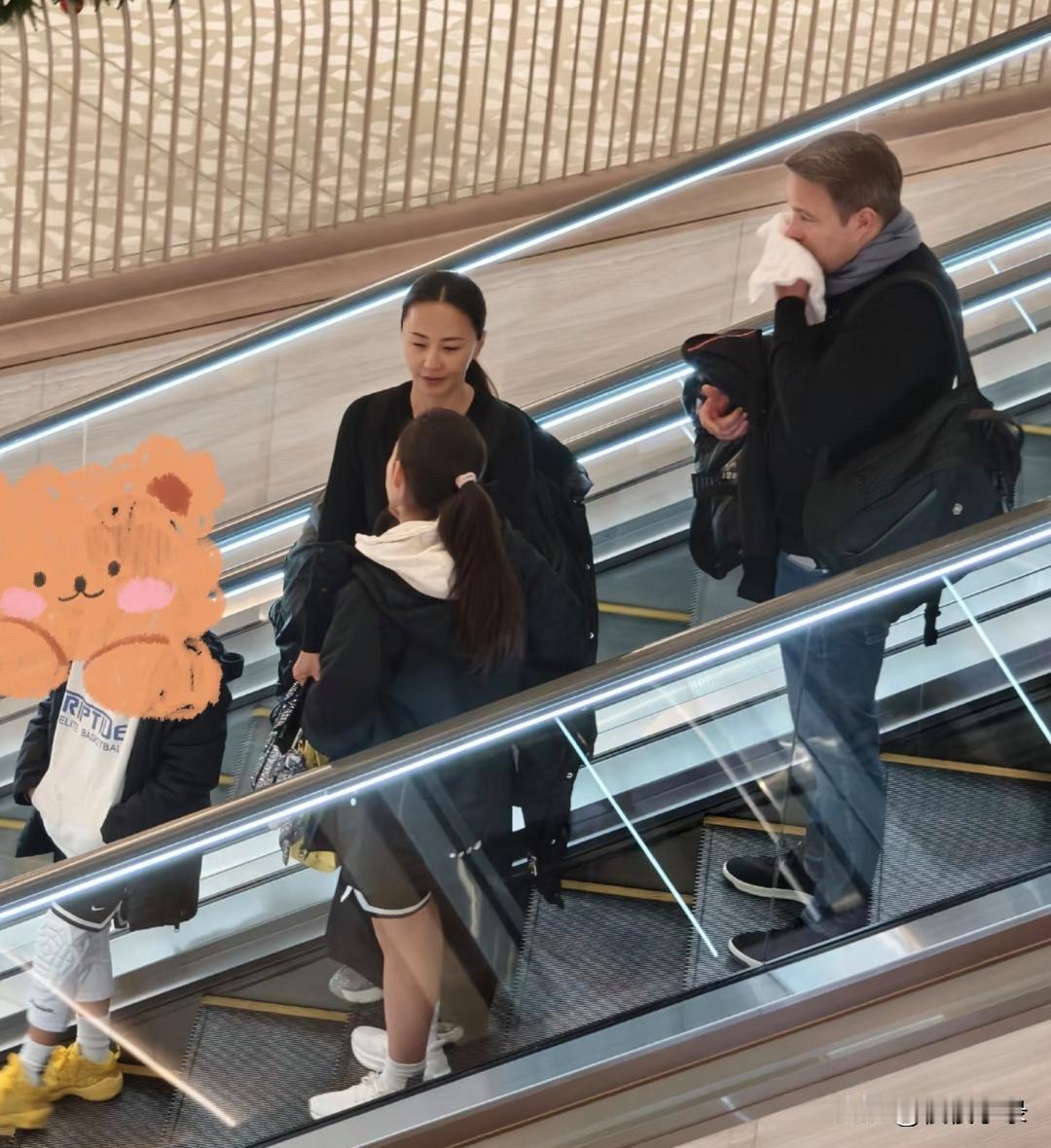 48岁马雅舒和老公子女现身上海逛商场，她虽然是素颜，但皮肤看起来很好，完全不显老