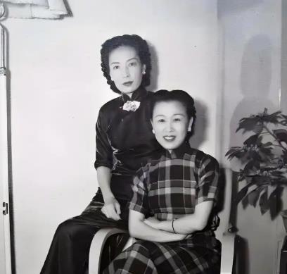 1937年，孟小冬去看望闺蜜姚玉兰，夜里与她同床而睡。谁料，闺蜜趁她睡熟溜出去，