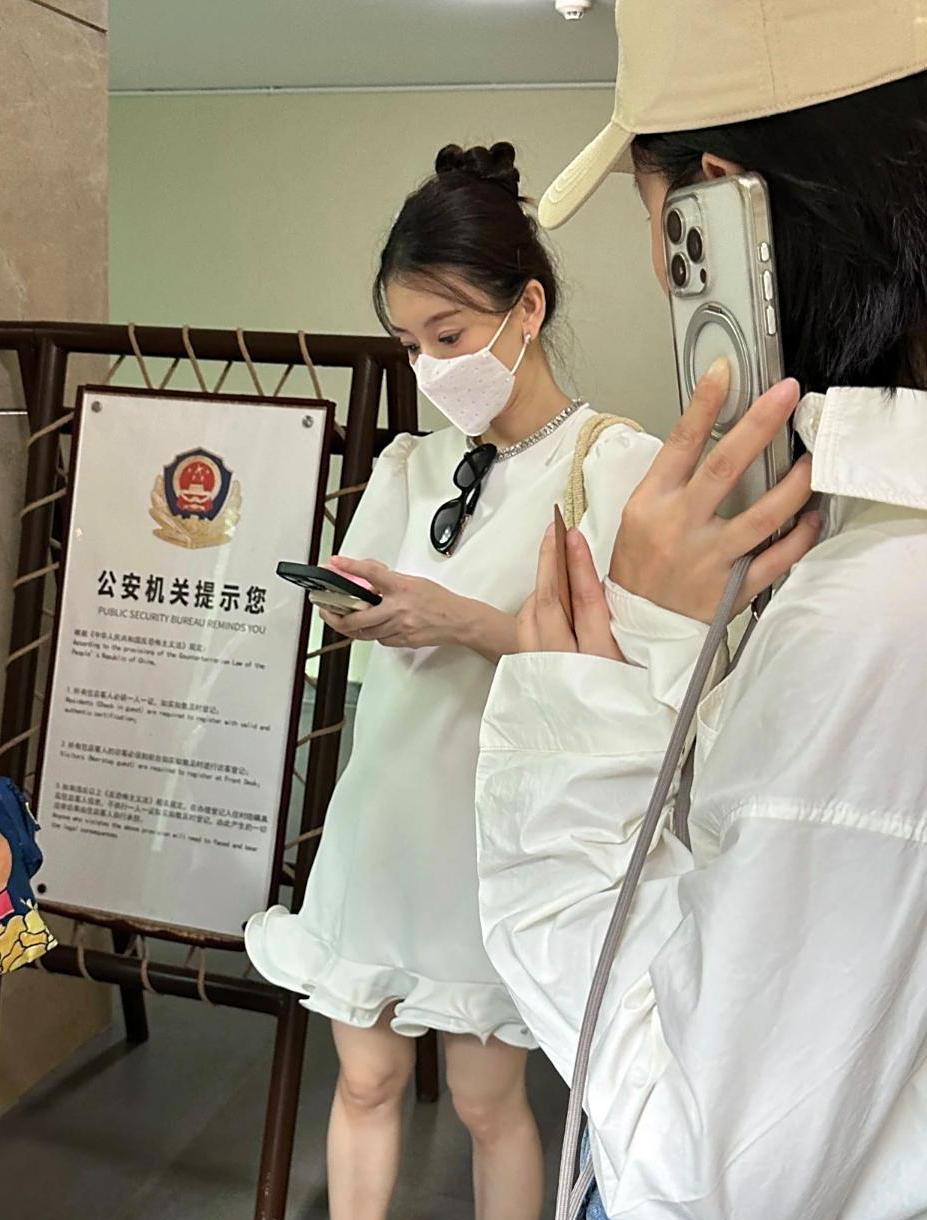 郭富城老婆方媛怀三胎4个多月了，现身西双版纳旅游度假，两条腿好细，看着很不健康！