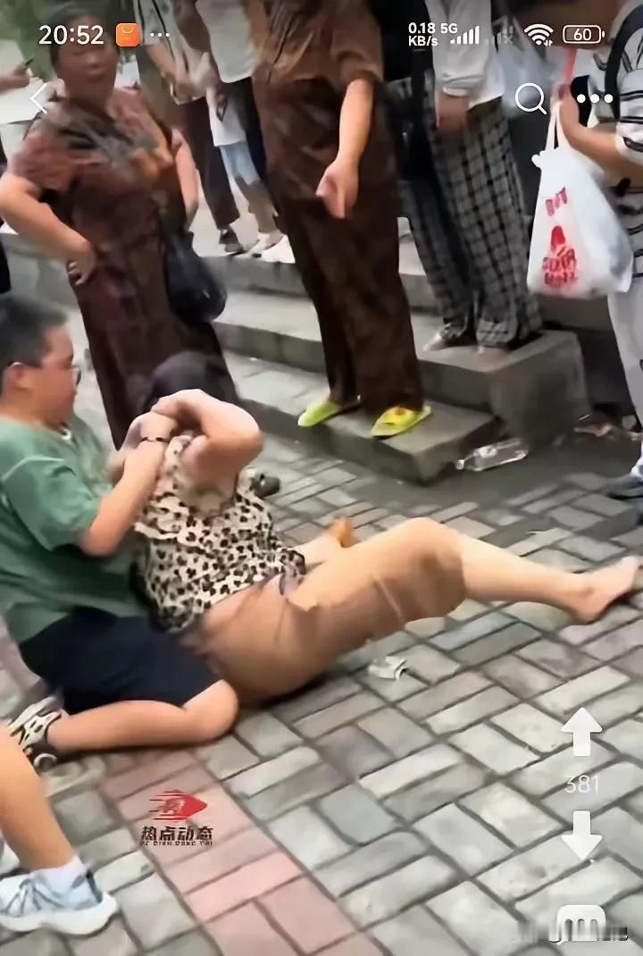 在学校门口，奶奶接孙子放学，孙子要买零食，奶奶没答应，孙子直接暴怒，一把抓住奶奶