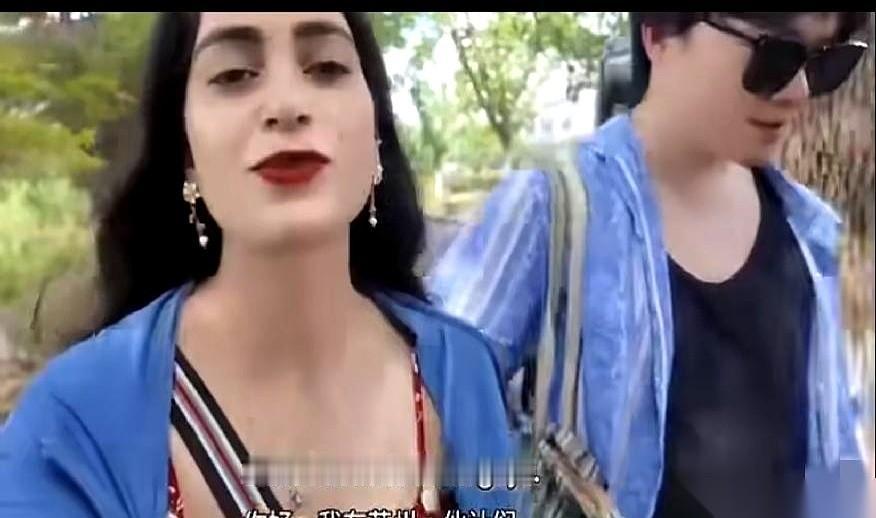 有个印度姑娘，正拉着她的中国男友，冲着镜头一顿疯狂输出。你猜她说什么？“在咱
