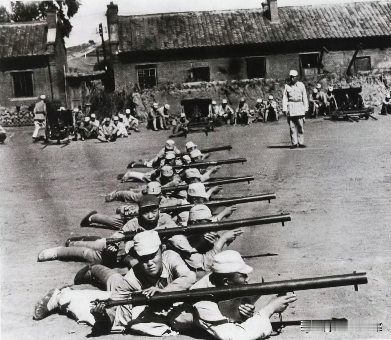 1947年，东北民主联军正在训练使用巴祖卡反坦克火箭筒。“巴祖卡”是二战中美军广