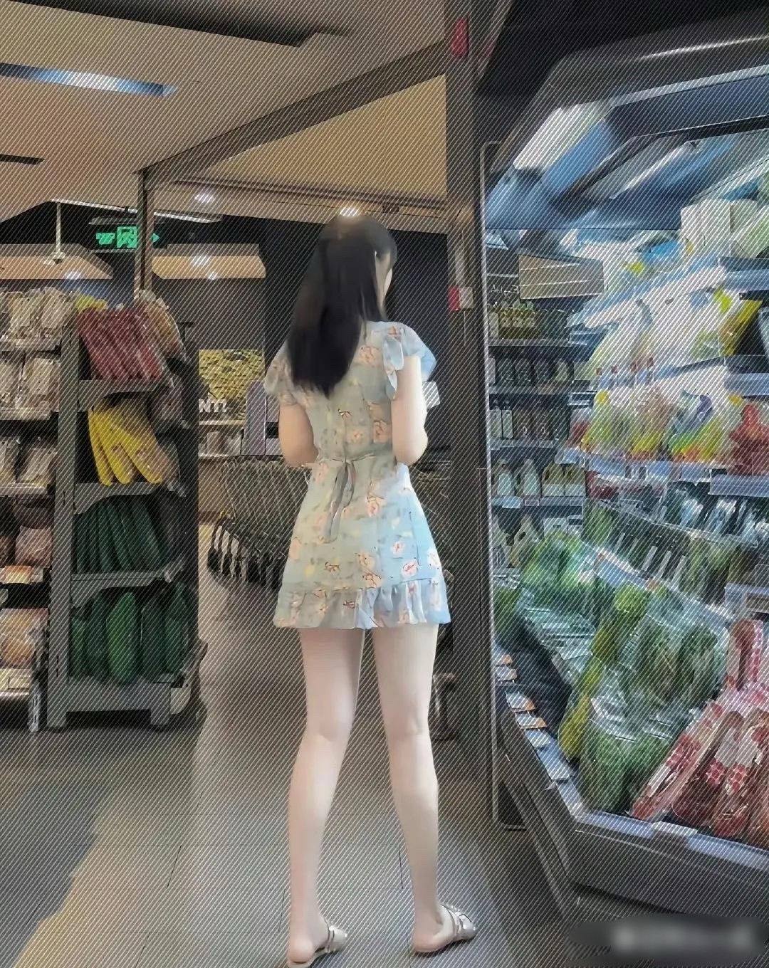 这应该是女生最喜欢的腿型吧又白又直又细