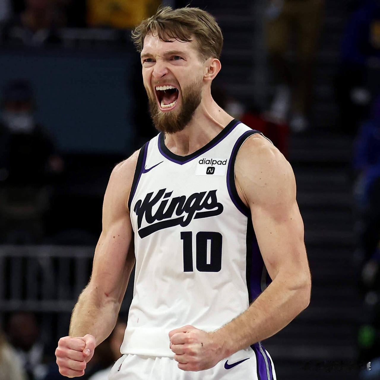 好惨！三届全明星也被放上交易谈判据美媒NBACentral报道，国王正与黄蜂讨