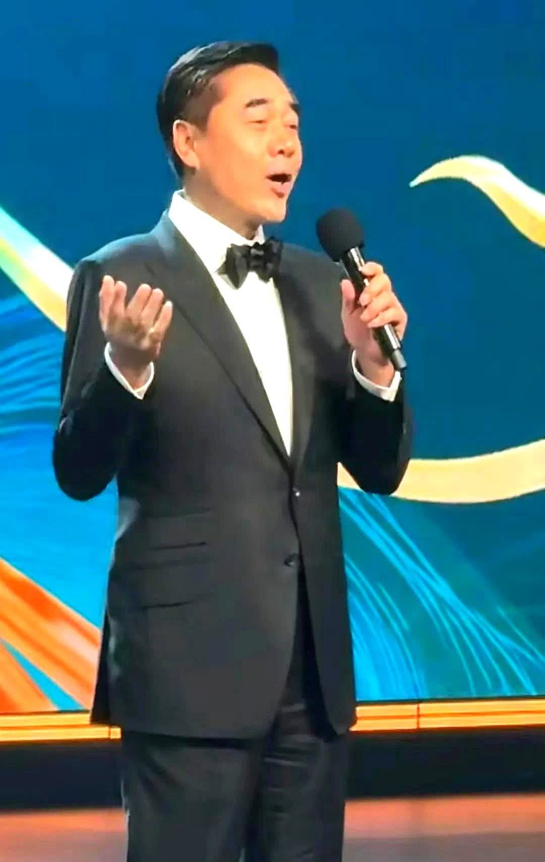 真是搞不懂陈宝国了！马上就古稀之年的人了，老态龙钟，大腹便便，谢顶，这些