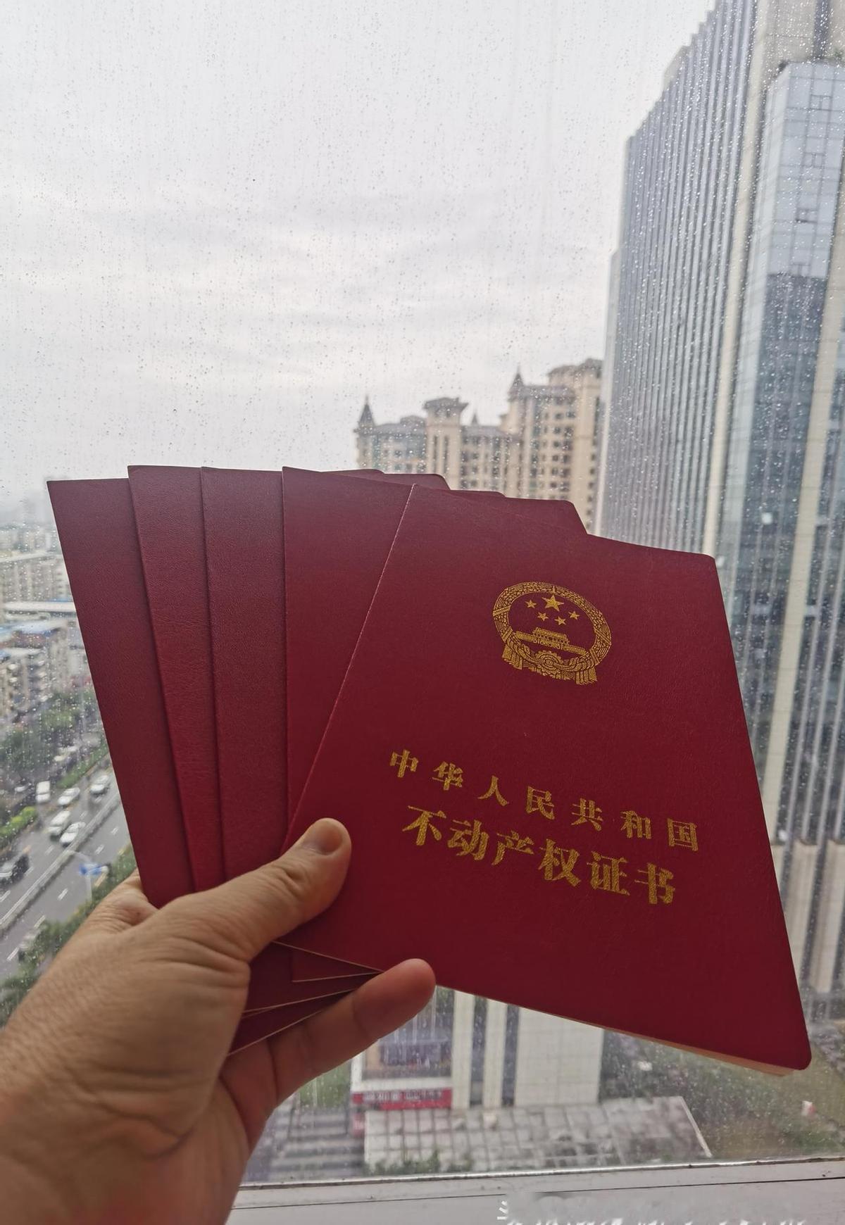 他带着五本房产证上门，说借二十万周转。你一看，银行早把他的房榨干了，剩的那点钱