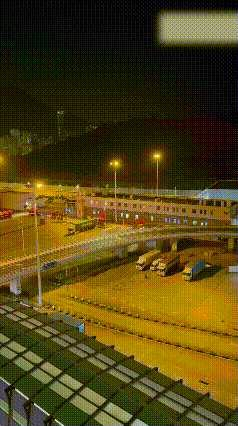 看来香港这次火灾有点严重，咱们这边的消防已经出发开始驰援了！每次看到这种场景