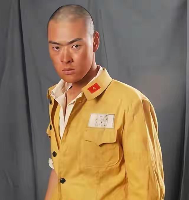 张桐和关思婷这感情线真的绝。《亮剑》里魏和尚的演员，背后有个比他更厉害的老婆。2