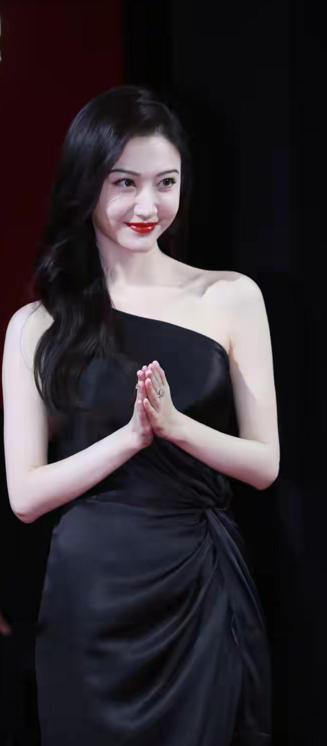 优雅红唇，黑色礼服，尽显女神风范！💃👗💋