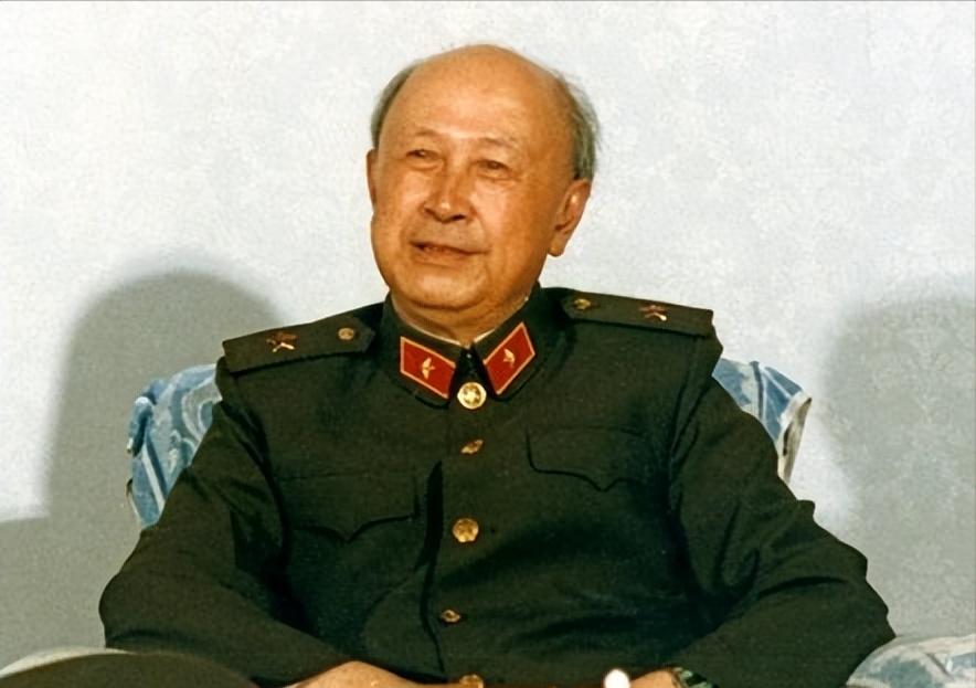 1955年10月，刚回国的钱学森想去参观哈军工，却被拦在了外面不给进，接到电话的