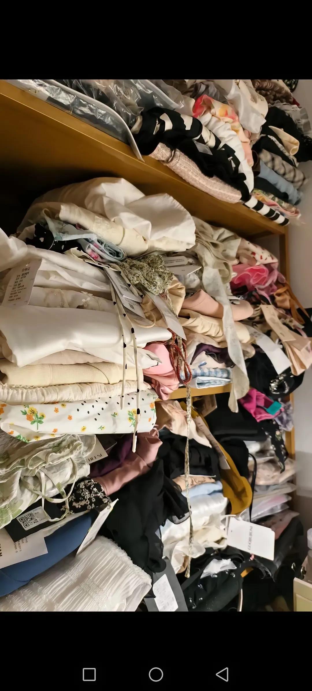 女人的通病大姑子更是对买衣服着了魔看见好看的就买穿上合不合适也不管我真是