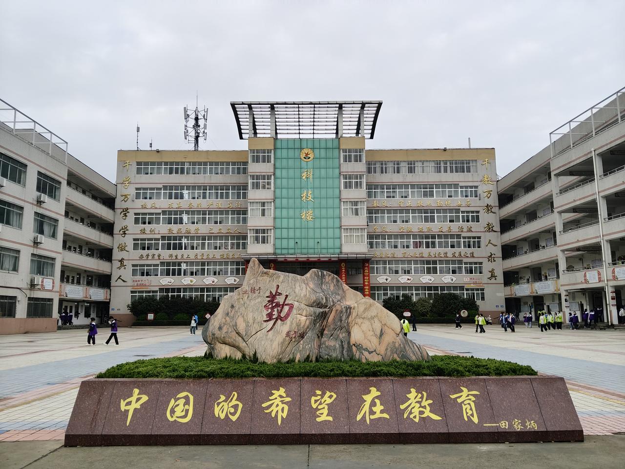 田家炳，去世一百年，仍然会被记住。去世五百年，一定会有人怀念。这才是有钱