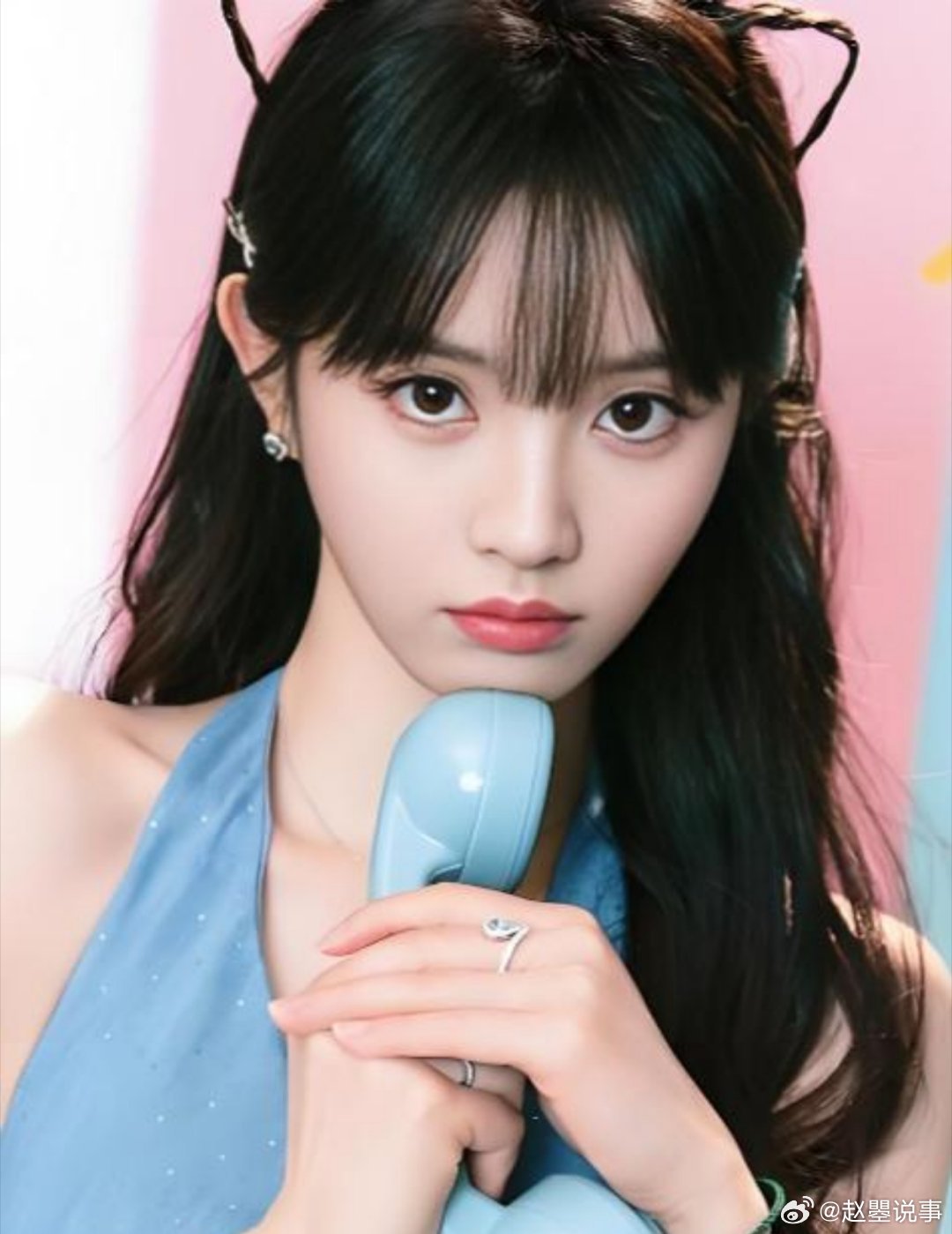 还记得那次晚会吗？台下有人冲着台上的田曦薇大喊“不喜欢”。换作别人，表情管理