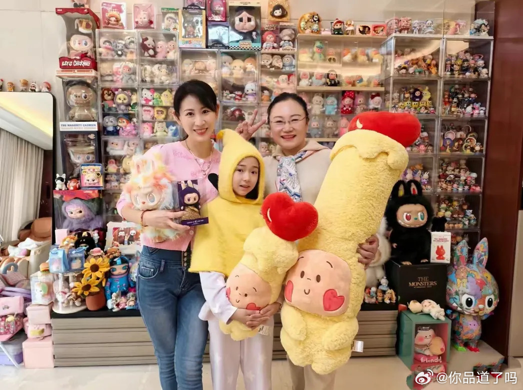 董璇在北京的豪宅里请朋友喝下午茶，看着是真精致！小酒窝穿件卡通衣服，别提多可爱了