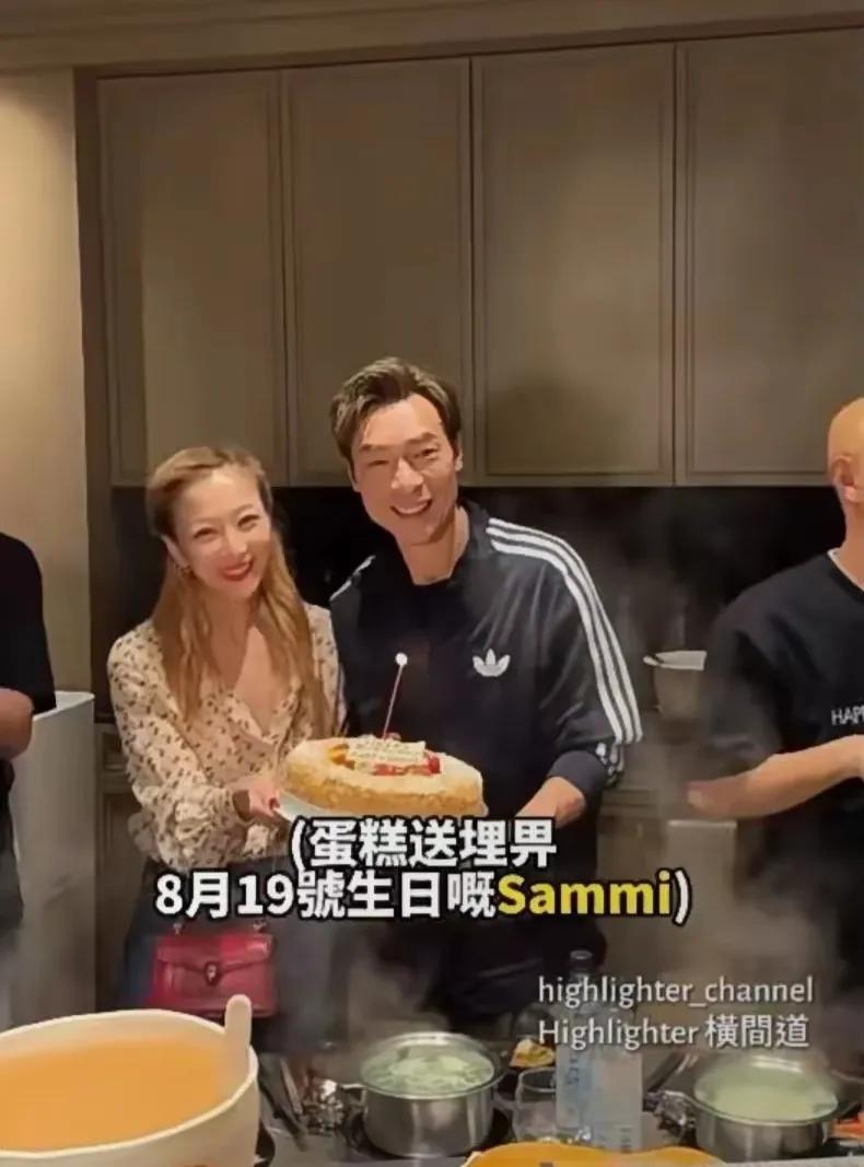 郑秀文真的爱极了许志安，两人多年分分合合，如今为许志安过生日，两人笑容灿烂，举止