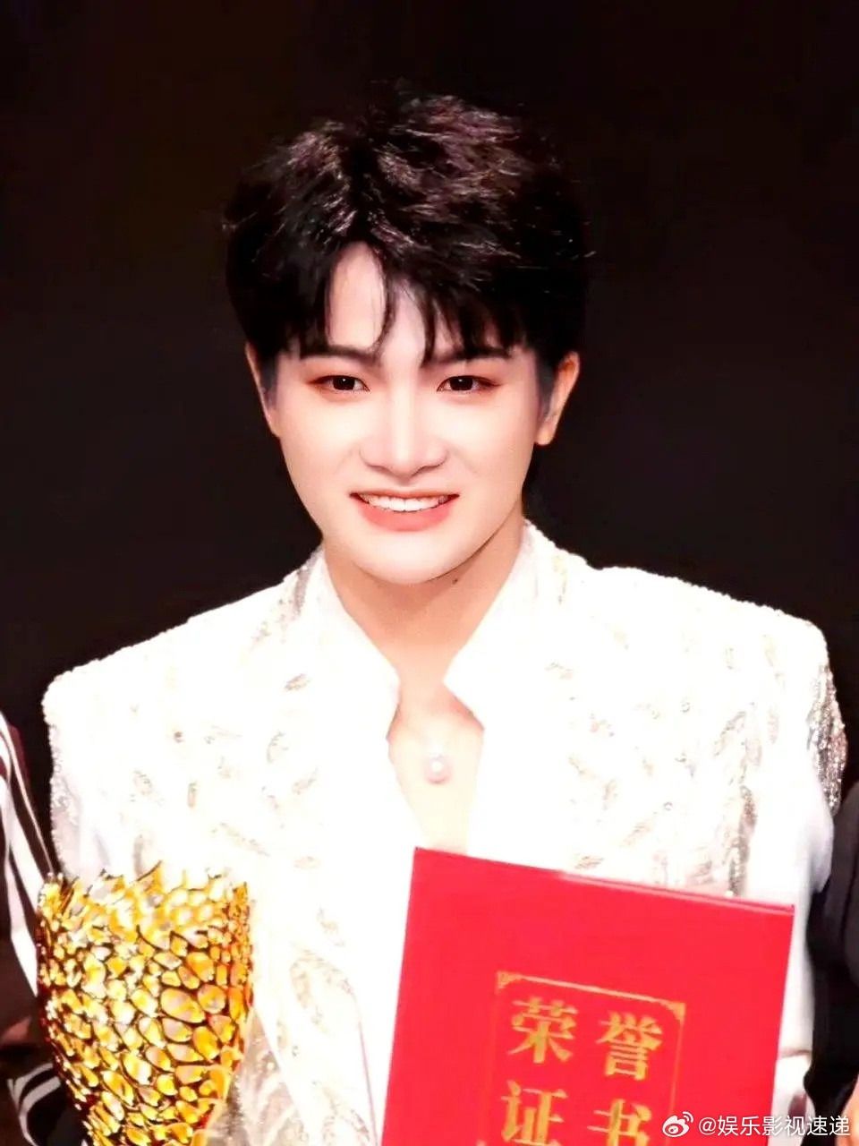 周深这情商，真绝了！看完他的获奖感言，谁不想跟他学说话？最近一个月，深深拿奖拿到