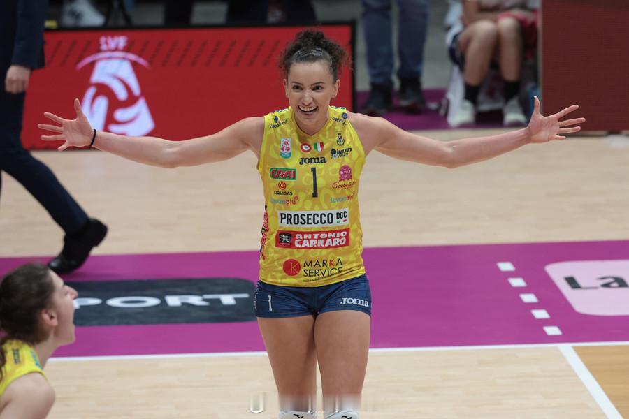 【加比谈未来】国际排坛动态回到巴西参加女排世俱杯的加比接受本国记者采访，表示将