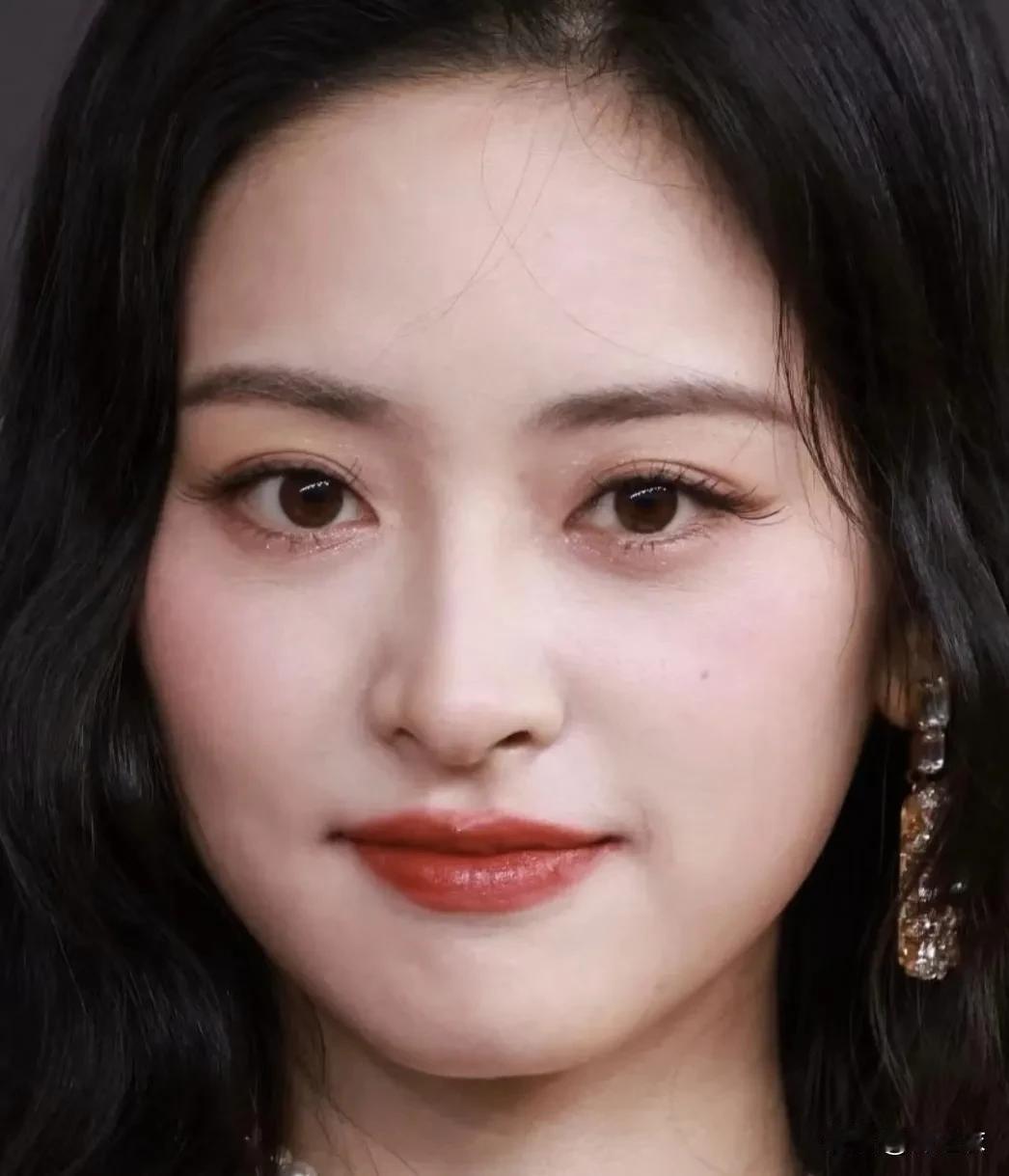 沈月的面有点宽，五官不错，有点肉个人反而觉得挺好，因为看上去更健康明媚。然后