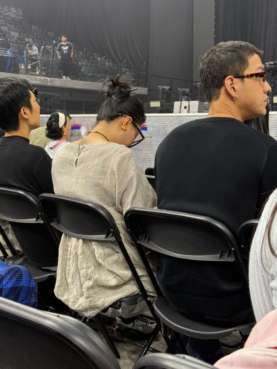 万妮达演唱会偶遇李嘉格和新男友有网友在8月份万妮达演唱会上就偶遇过李嘉格和新男友