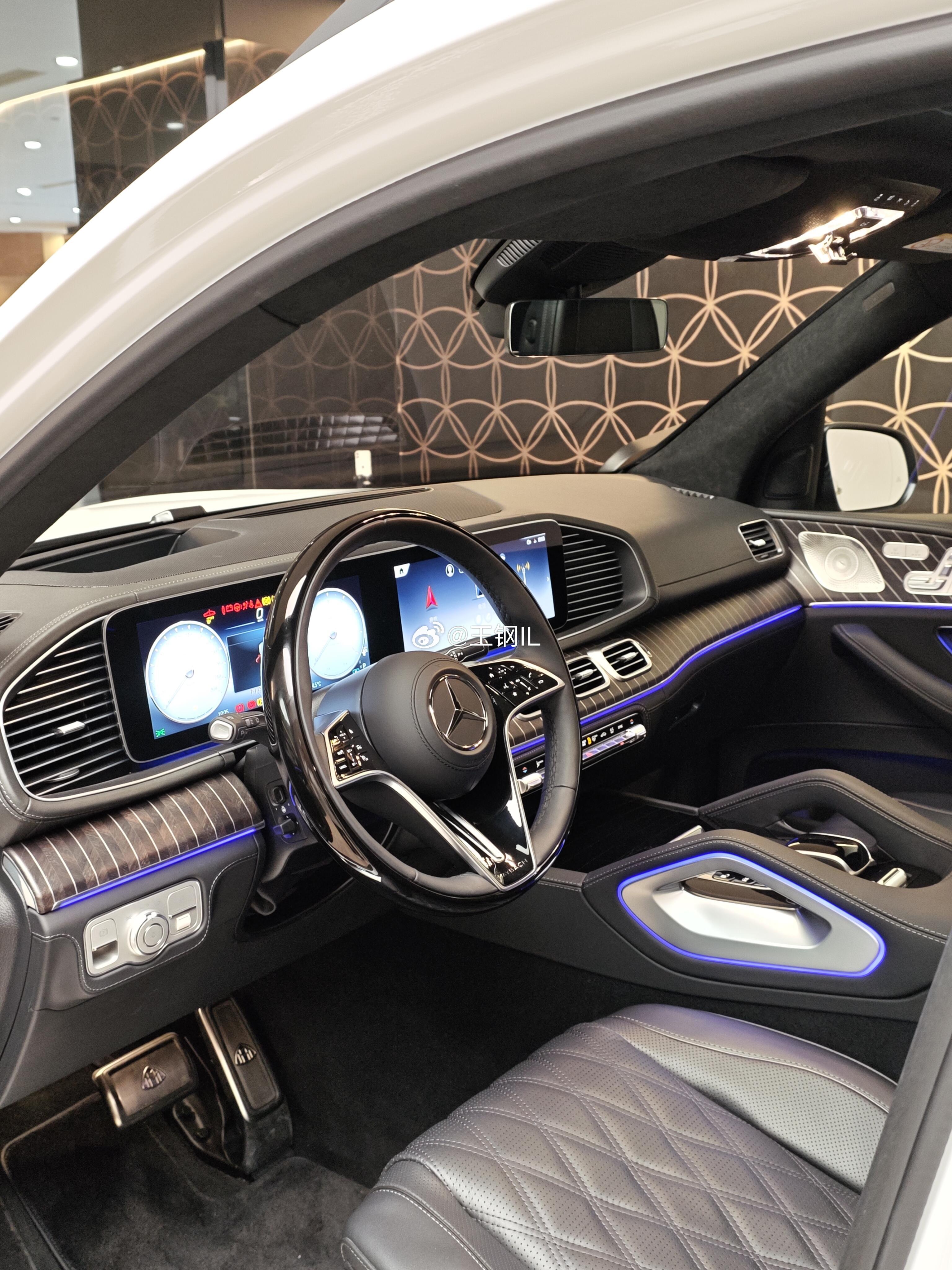 白色迈巴赫GLS600极夜版顶奢天花MANUFAKTUR白车漆+黑化直瀑格栅+