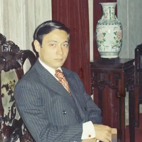 有人游览蒋介石故居时，对着照片低头致礼，工作人员提醒：他是照片上这个人1996
