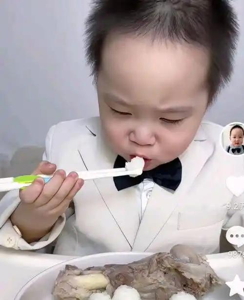 网红小孩米乐的妈妈，发照片了。本想澄清孩子不是侏儒，结果，评论区直接炸了锅。她