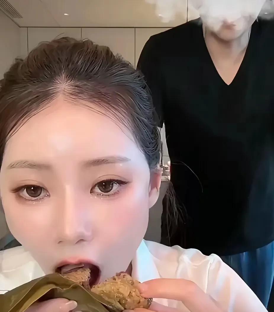 夫妻的相处模式最能反映问题，汪小菲说：“马晓梅你别吃了，你都吃6个粽子了。”当