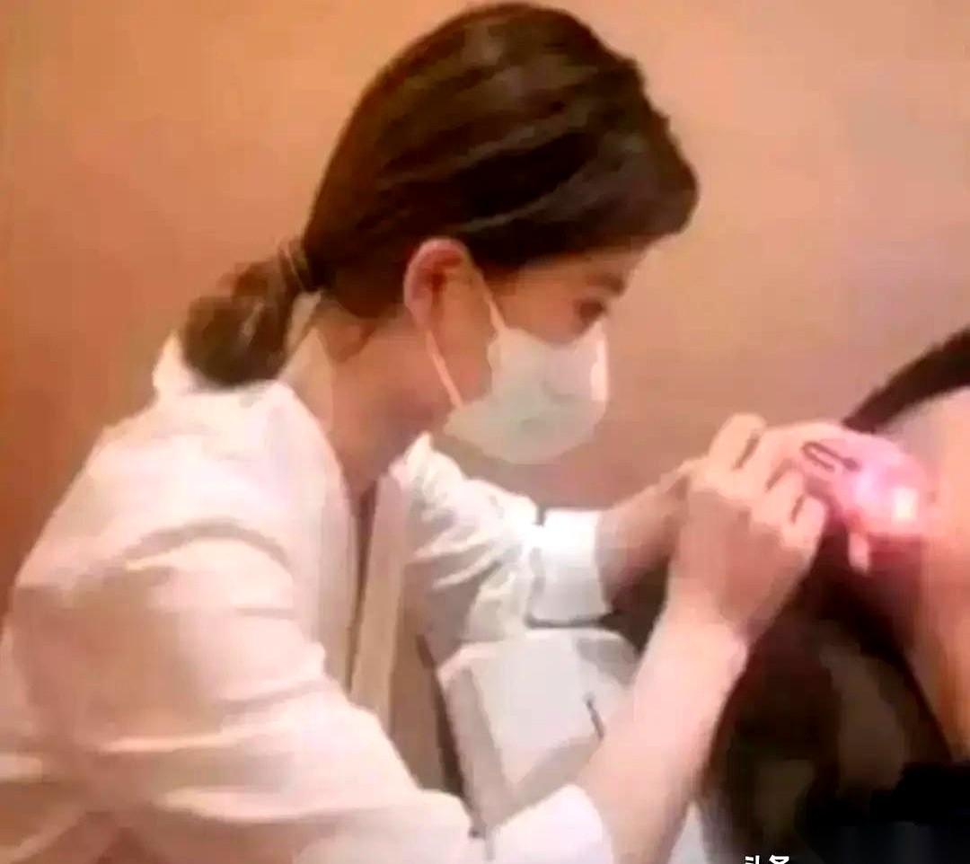 最怕的就是这种，你把人家的职业素养，当成了对你有意思。真的，哥们，醒醒。人家