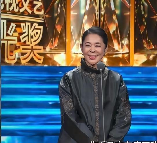 67岁的倪萍给飞天奖颁奖，台下人没记住她说啥，全盯着她那张脸看。笑的时候腮帮子