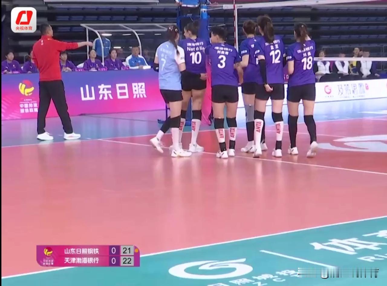 天津女排1-3遭山东逆转，虽说执场裁判的判罚确实也有不公平，但是陈方用人实在一言