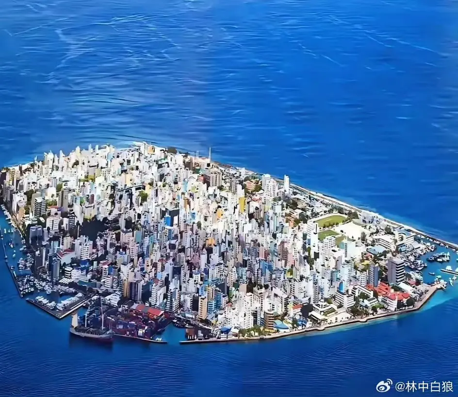 马尔代夫首都马累，总觉得一个浪头就可以打翻