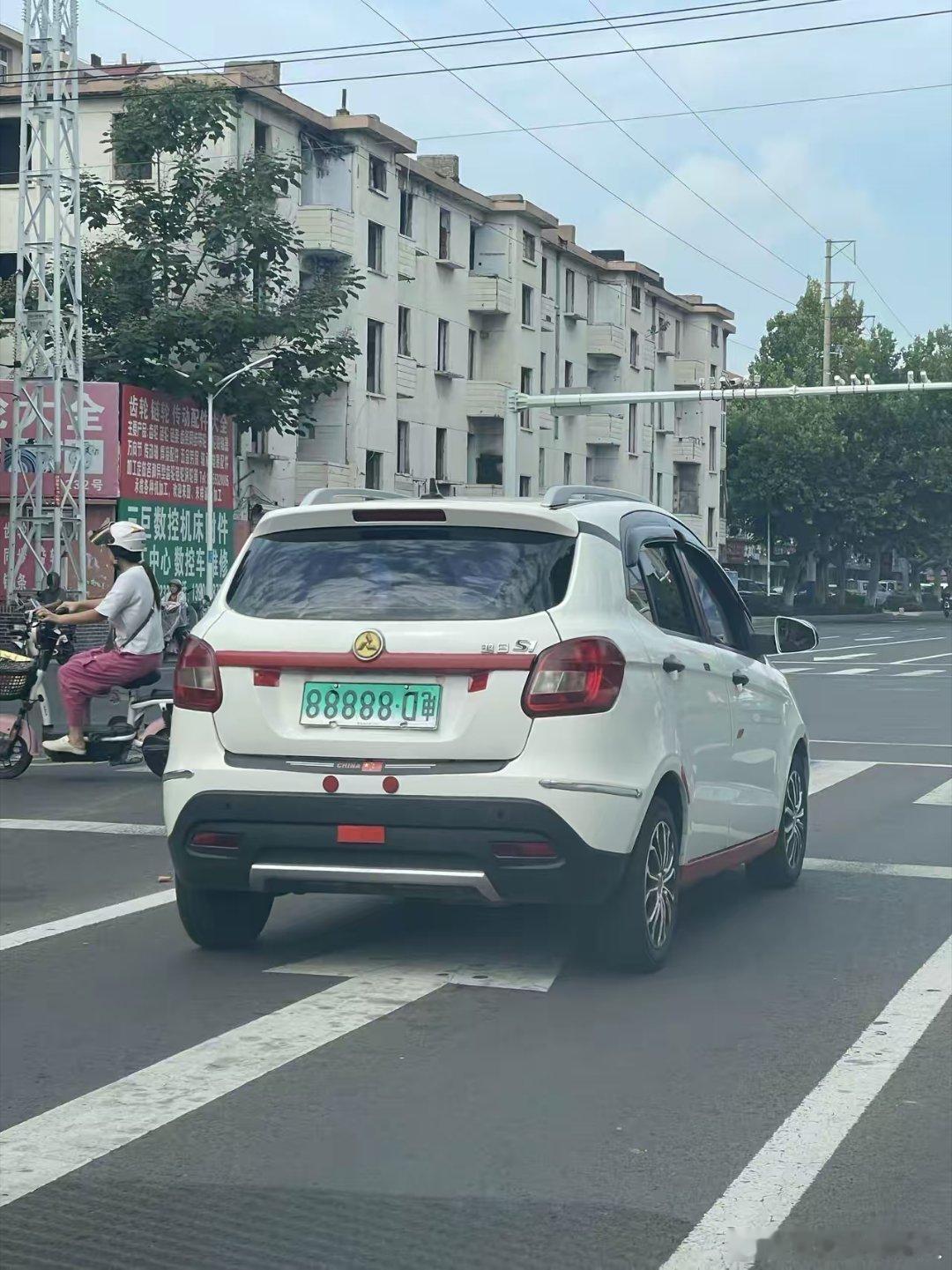 现在有些人可真是够奇葩的，你看看挂个车牌也的独出心裁，还得意洋洋地开着车到处招摇