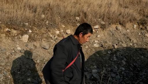 1988年6月，内蒙古一妇人在院子里洗衣服，丈夫突然破门而入，拽着她就往里屋走。