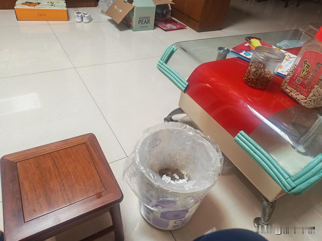 外孙女一岁半，还不大会说话，只能叫爸爸妈妈和哥哥，偶尔无意识地说些诸如一二三四五