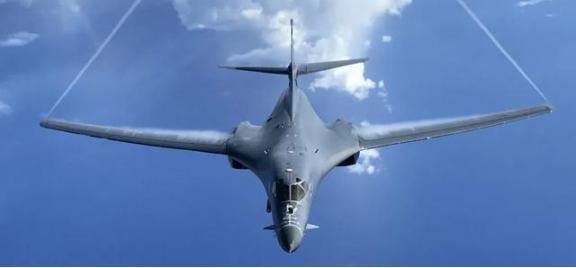 战争爆发前兆已现！美国已现四大警示，张召忠预言恐将兑现？太平洋上空乌云密布，