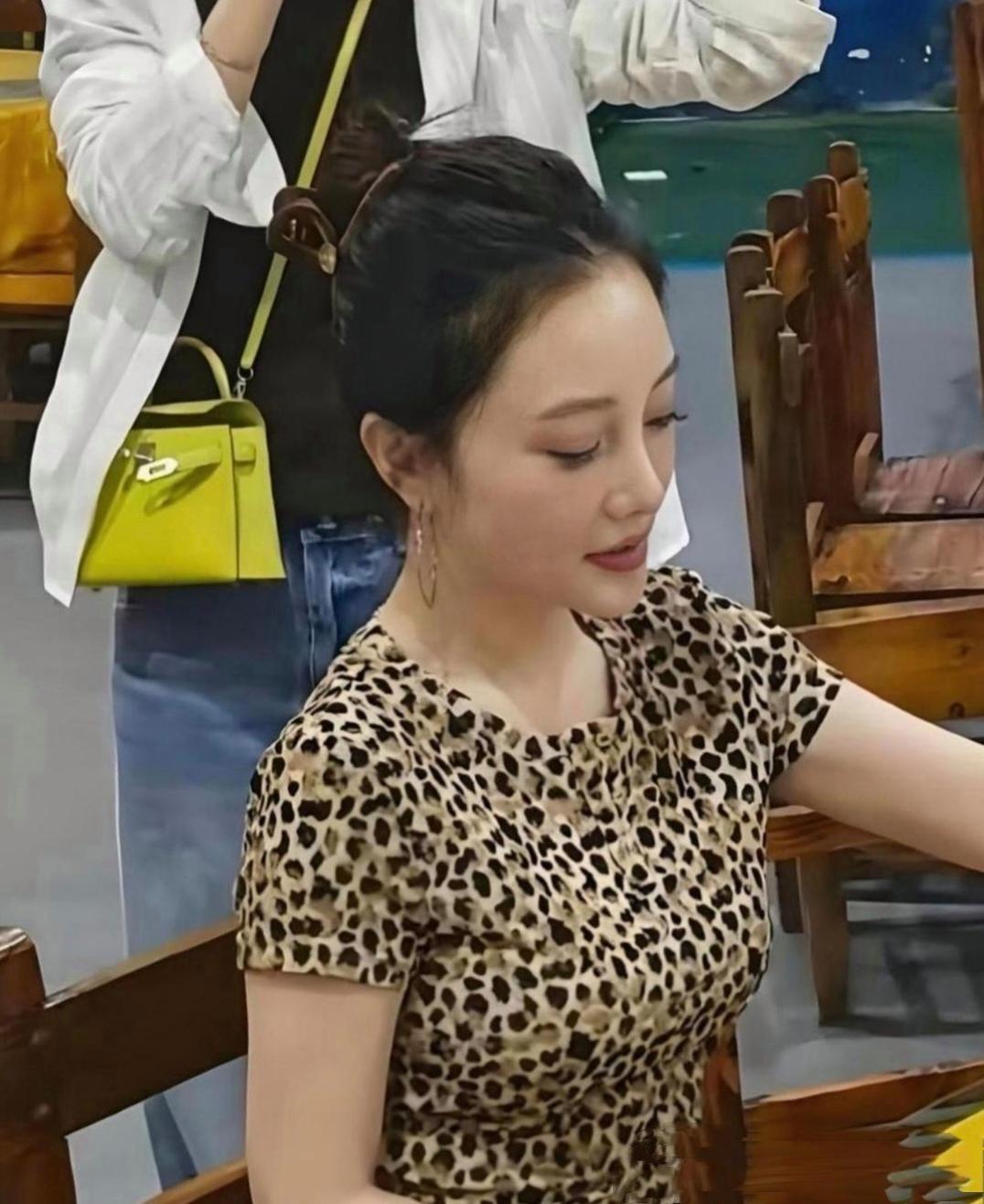李小璐无滤镜素颜，这状态简直和普通人没两样了。
