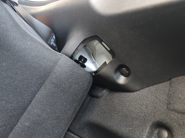 吉利帝豪后排一次性放倒放倒之后这个轴承都会掉下来，稀烂的品控