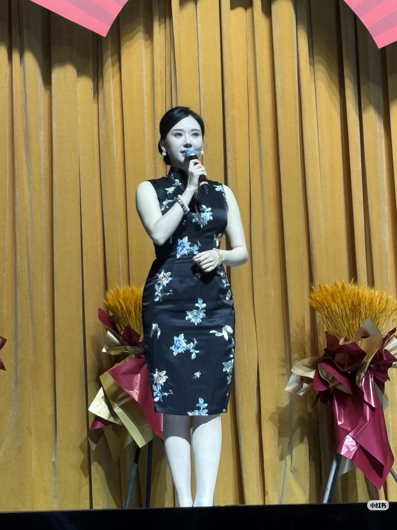 “去葫芦社听相声是附带，看三姐才是主业。”“葫芦相声社半壁江山全靠三姐撑着”。