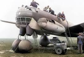 1944年盛夏，一架造型诡异的飞机在德国莱普海姆机场升空——它长着向前弯曲的机翼