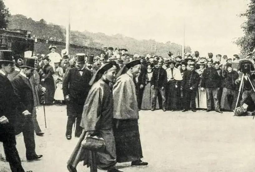 1896年，李鸿章大摇大摆地跑到美国，想要给美国人瞧一瞧他的中国风。他特意穿上了