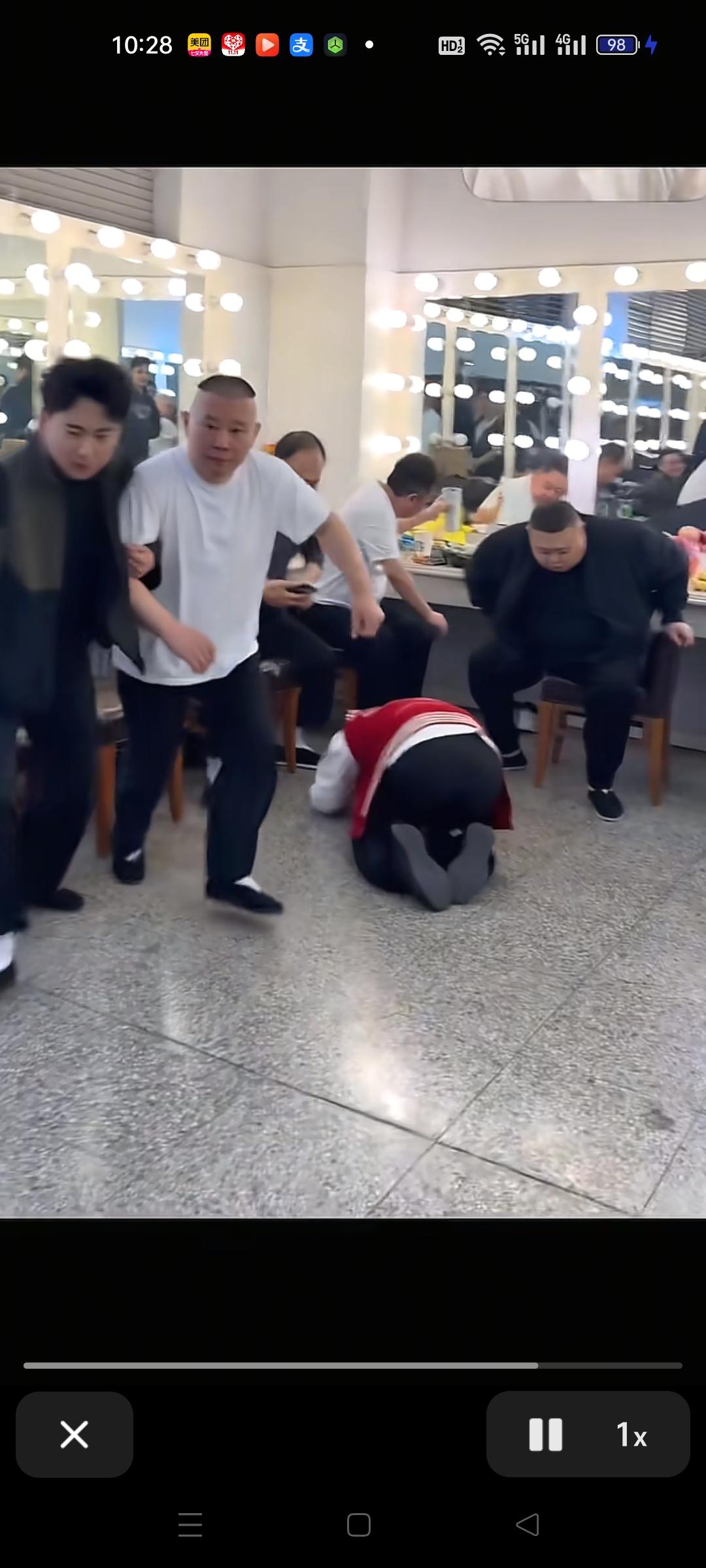 德云社尚筱菊拜年的场景，也太搞笑了吧，完全不亚于春晚，看到尚筱菊过来，郭