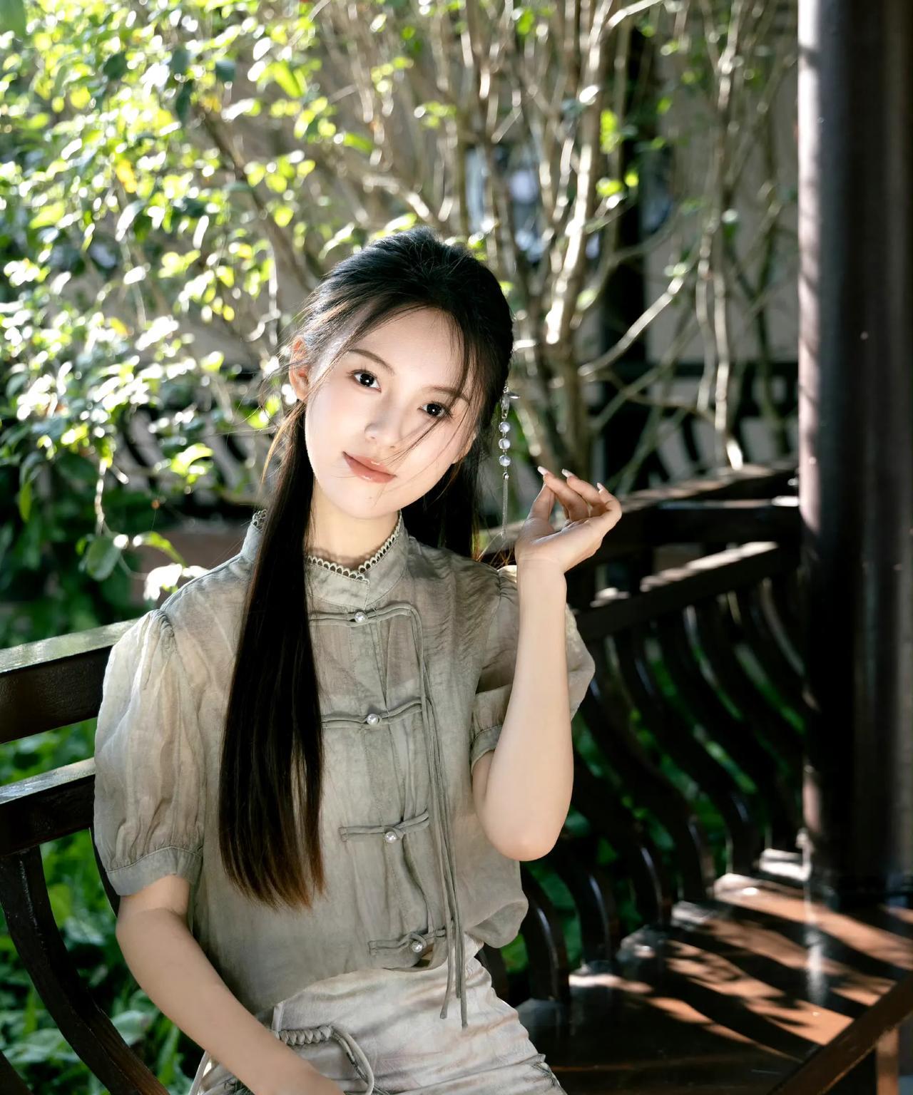在这充满古韵的角落，阳光透过树叶洒下斑驳的光影，微风轻拂，带来丝丝凉意。身着素雅