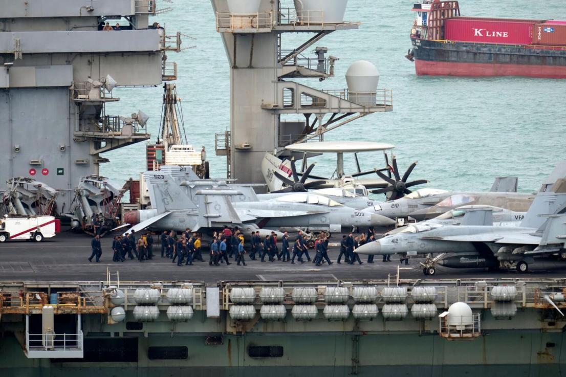 美军中东基地全在伊朗导弹覆盖下，航母不敢靠港只能海上补给，美军这下连吃饭喝水都成